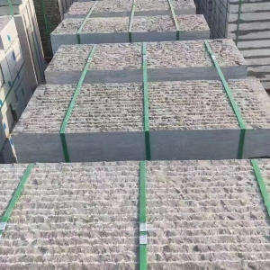 细凿面青石板